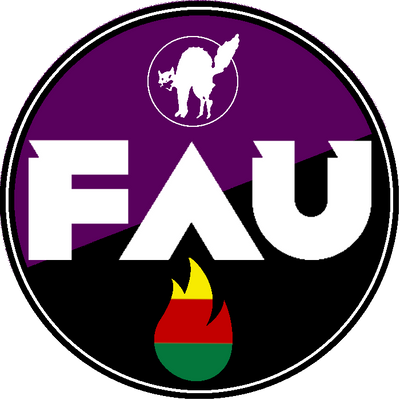 Logo der FAU Dresden. Logohintergrund diagonal geteilt mit lila und schwarz. In der Mitte der FAU-Schriftzug. Oberhalb davon eine Sabotagekatze, das Symbol der Syndikalist*innen. Unterhalb eine stilisierte Flamme mit drei horizontalen Streifen von oben nach unten in gelb, rot und grün.